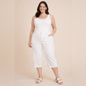Alfred Dunner Blue Bayou White Capris with Embroidered Detail Elastic Waist 14P